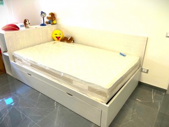 Letto in legno costruito su misura.